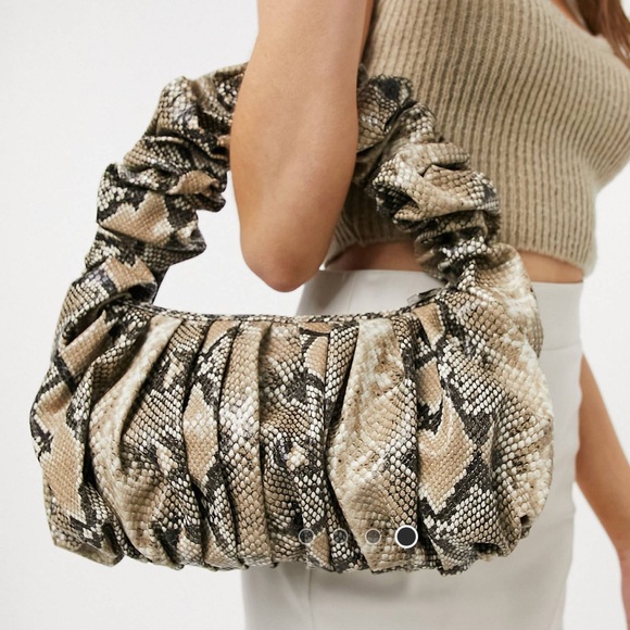 ASOS DESIGN Super Ruched Snake Print Bag - Picture 4 of 4